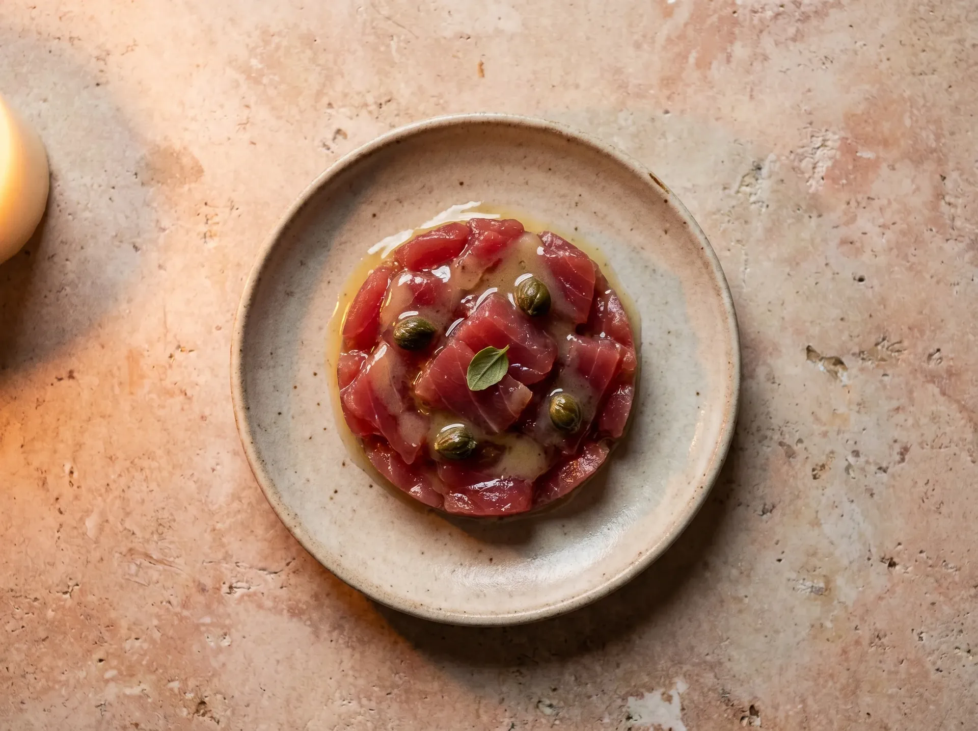 Tartare de thon rouge, poivron fumé, câpres de Pantelleria